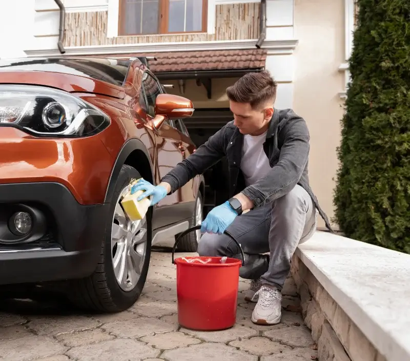 Lavage auto à domicile Poulx : professionnel intervenant sur un véhicule